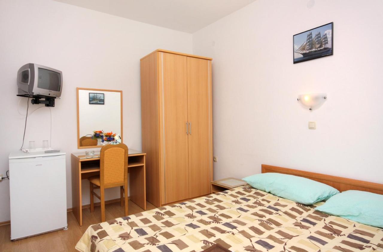 Double Room Vrbnik 5301B Extérieur photo