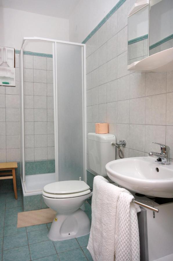 Double Room Vrbnik 5301B Extérieur photo